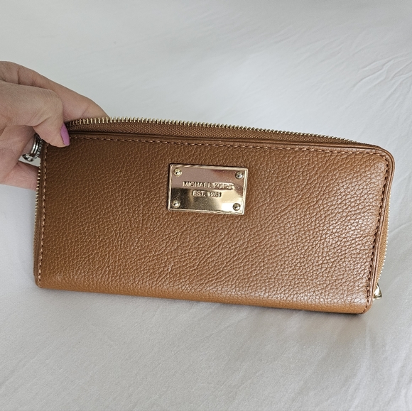 Michael Kors wallet - Picture 1 of 5
